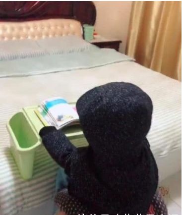儿子在房间乖乖写作业，妈妈走近一看哭笑不得，网友：机智