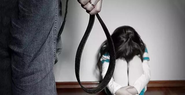 6岁女孩因顶嘴被父亲活活打死：“爸爸，我起不来了。”