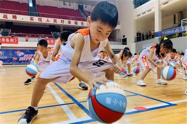 母亲常带娃做运动，孩子身体却越来越差，你可知其中的原因？