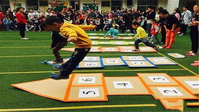 老师在群里发幼儿园午餐，眼尖的家长发现&quot;猫腻&quot;，群里炸开锅