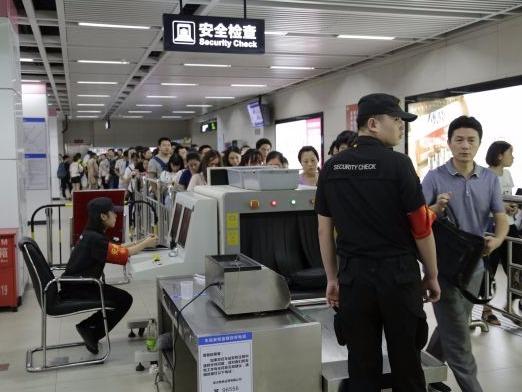 萌娃哭闹要求玩具包过安检，网友点赞“新生代有素质”