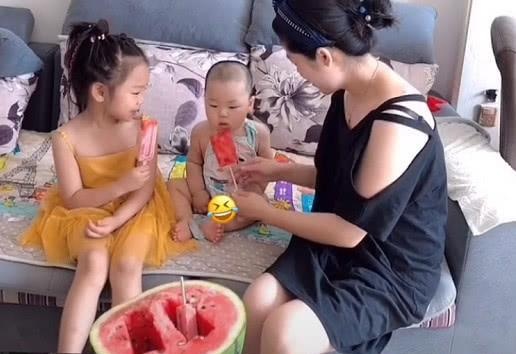 “套路王母女”带娃吃雪糕火了，被忽悠的娃开心地露出两颗小牙齿