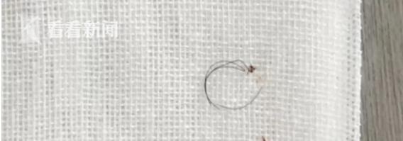 就因为一根头发丝，让2个月宝宝痛苦万分，妈妈哭得好心碎