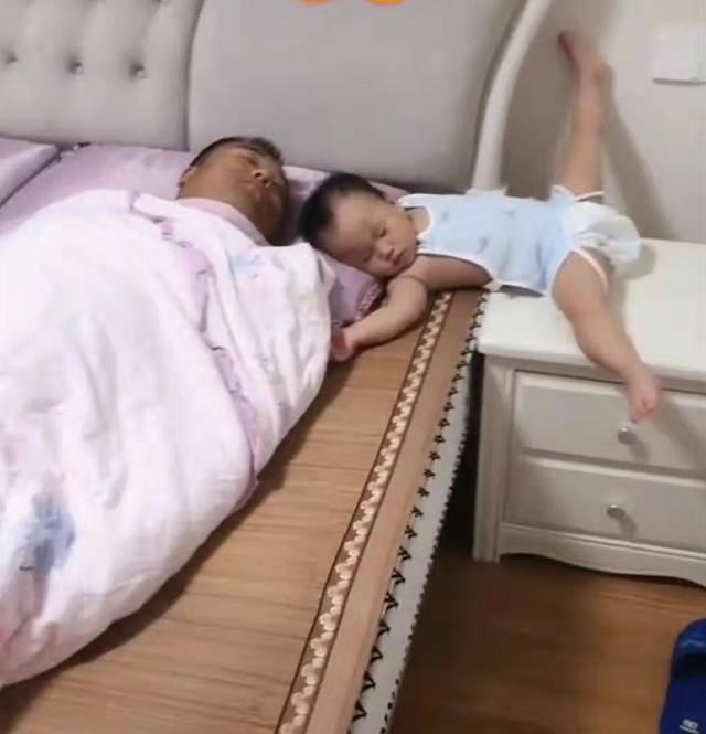 爸爸带娃，自己睡被窝，宝宝睡床头柜，妈妈看到空调温度伤心