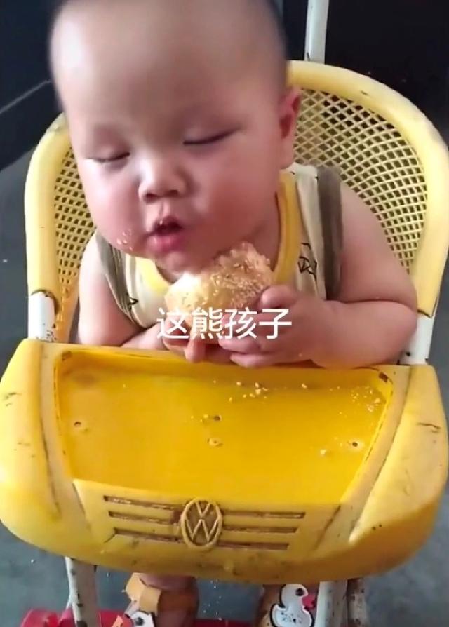 熊孩子太搞笑了，他是在睡觉还是在吃东西？网友：又骗我生孩子
