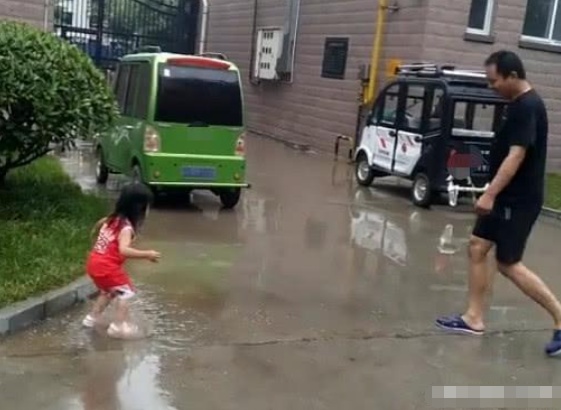 “佩奇父女”跳泥坑火了，网友表示：奶奶已经扛着竹条在来的路上了