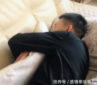 爸爸带宝宝自己竟然先睡着，这是害怕自己掉下去吗
