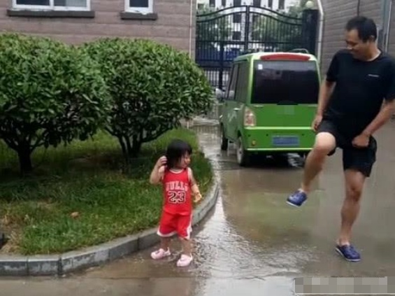 “佩奇父女”跳泥坑火了，网友表示：奶奶已经扛着竹条在来的路上了