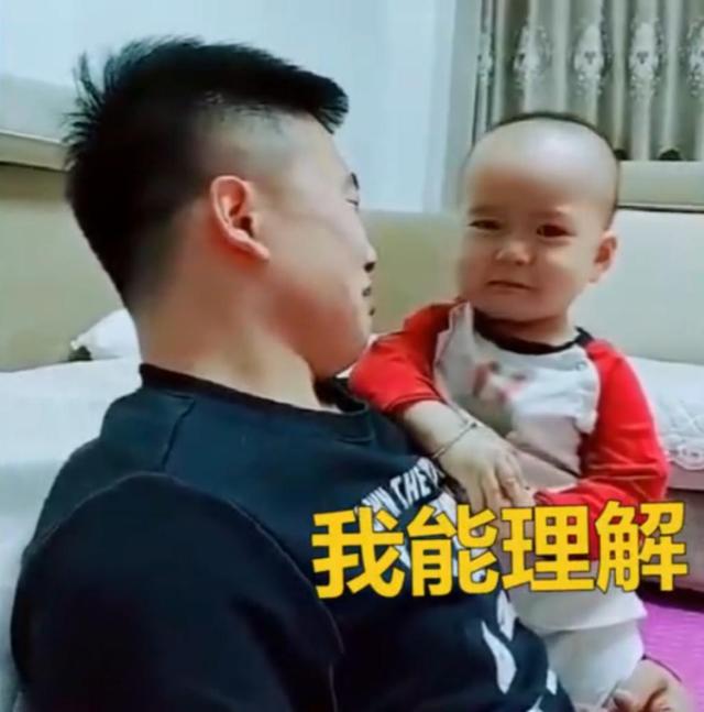 爸爸向宝宝告状被妈妈打疼了，父子俩抱头痛哭，宝宝：我能理解