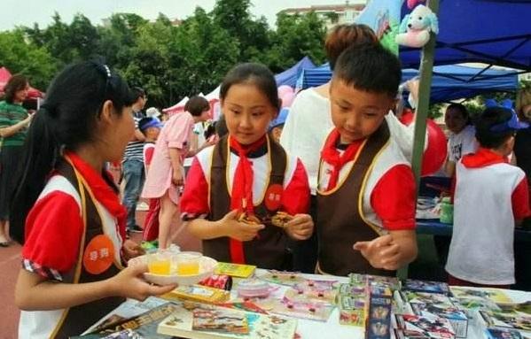 8岁孩子边上课边做生意，父母不知该不该管，路人却说：是个人才