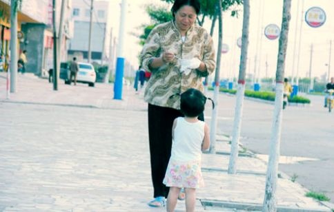 若老人有这7种行为，很不适合带孩子，宝妈要重视，别大意了！
