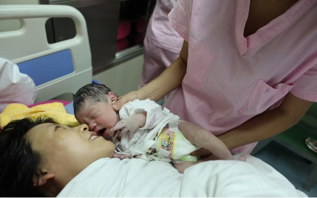 23岁宝妈生娃被疼哭，坚决不打无痛，说出理由后医生斥其无知