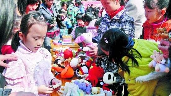 8岁孩子边上课边做生意，父母不知该不该管，路人却说：是个人才