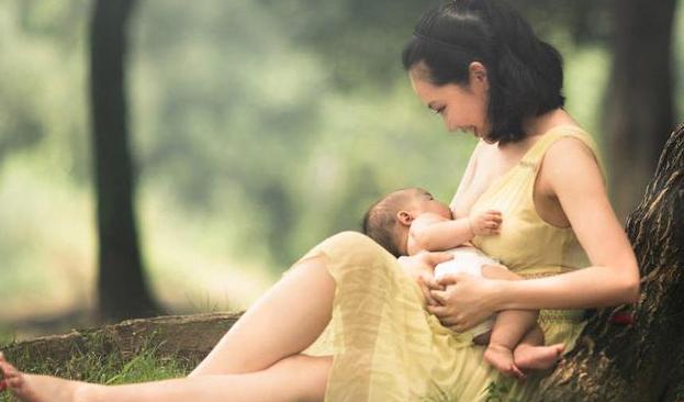 母乳妈妈公交车喂奶被偷拍，你以为生孩子是最大劫难，母乳才是