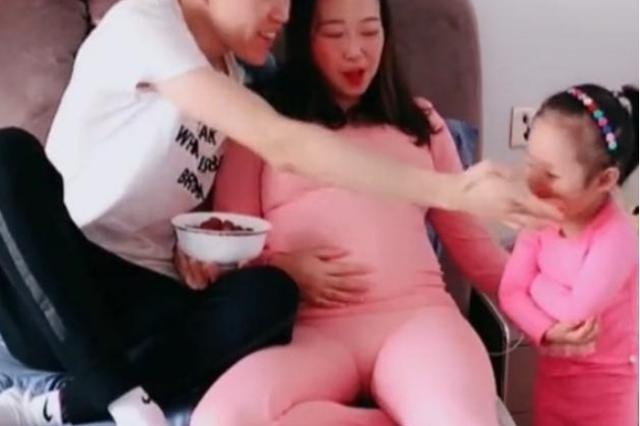 妈妈刚怀二胎，爸爸温馨喂草莓，女儿的眼神，让爸爸不知所措