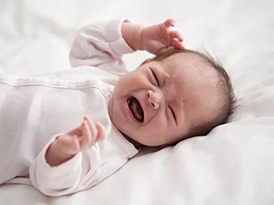 哺乳姿势不对让宝宝胀气？搞错原因影响婴儿健康，4种方法可缓解