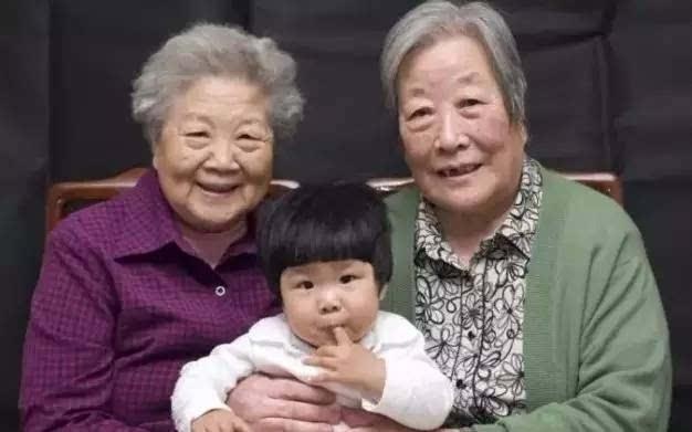 “奶奶，外婆说你丑！”奶奶接下来一句话，网友：这婆婆我要了！