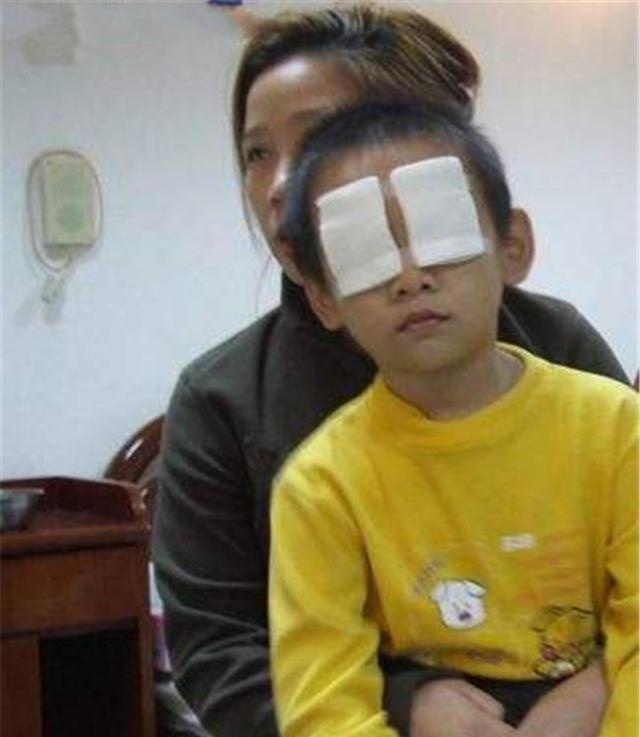 5岁男孩因玩这东西，导致双眼失明，家长一定要注意孩子不要乱玩