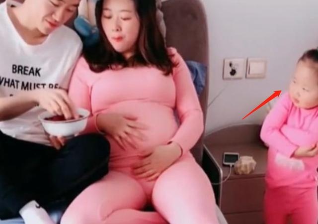妈妈刚怀二胎，爸爸温馨喂草莓，女儿的眼神，让爸爸不知所措