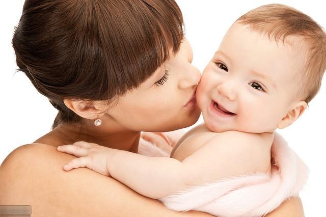 宝宝第一口母乳很重要，且喂且珍惜