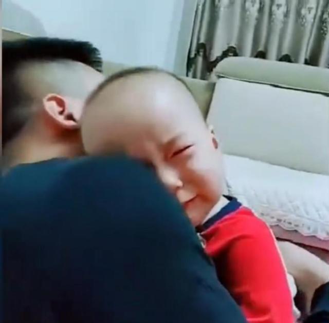 爸爸向宝宝告状被妈妈打疼了，父子俩抱头痛哭，宝宝：我能理解