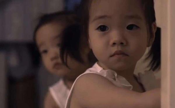 双胞胎姐姐和爸妈住，妹妹和奶奶住，2年后姐妹之间差异让人感慨