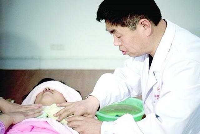 宝妈找男性催乳师，丈夫大发雷霆：真给我家丢脸，网友怒斥：活该