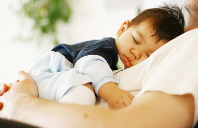 “妈，我想和外婆睡”，3岁以下这个要求别答应，老幼同床危害多