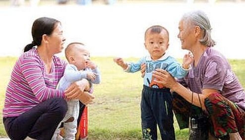 若老人有这7种行为，很不适合带孩子，宝妈要重视，别大意了！