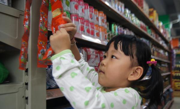 孩子偷了一块巧克力，三位妈妈三种做法，十年后三个孩子差距明显