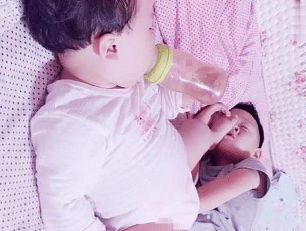 叫你要妹妹！这下满意了？妹妹一招“佛山无影脚”，妈妈笑弯腰