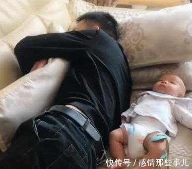 爸爸带宝宝自己竟然先睡着，这是害怕自己掉下去吗