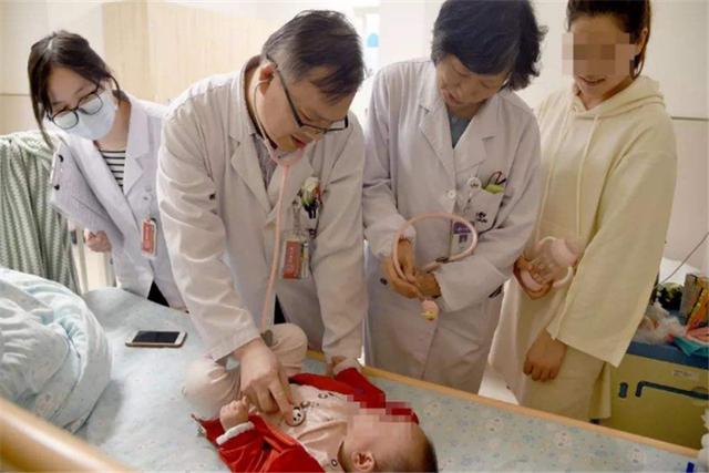 孩子医院打吊针，却感觉身上有虫咬，妈妈掀开被子后才得知原因