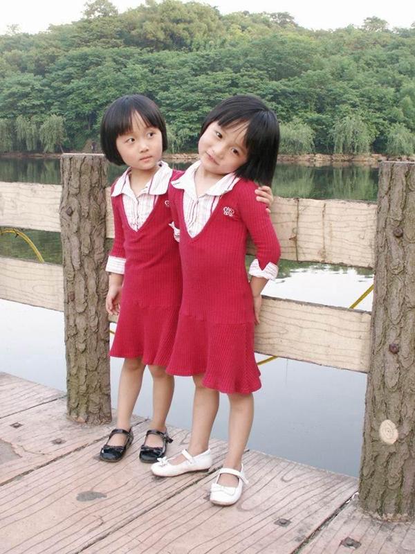 双胞胎姐姐和爸妈住，妹妹和奶奶住，2年后姐妹之间差异让人感慨