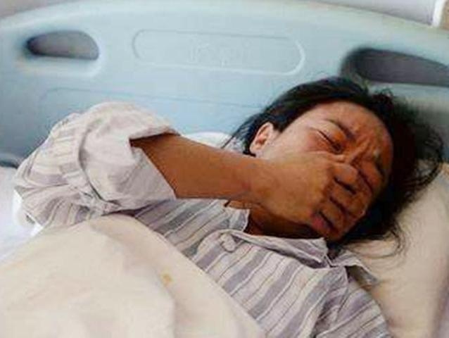 产妇拼命生下龙凤胎，全家人抱着孩子开心不已，医生却无奈摇头