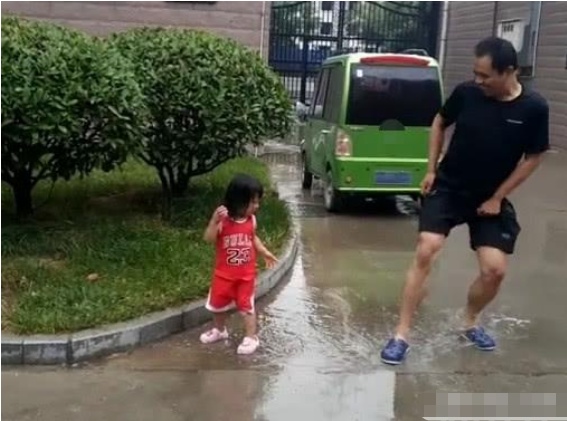 “佩奇父女”跳泥坑火了，网友表示：奶奶已经扛着竹条在来的路上了