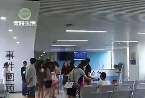 男孩眼皮连在一起 完全看不到眼球 医生：父母的原因坑了孩子