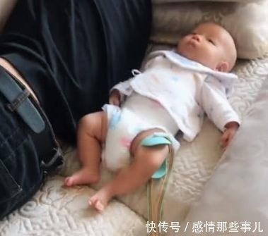 爸爸带宝宝自己竟然先睡着，这是害怕自己掉下去吗