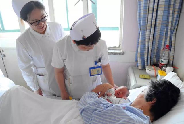 55岁高龄产妇冒险产子：到了当奶奶的年纪，却再一次当了妈