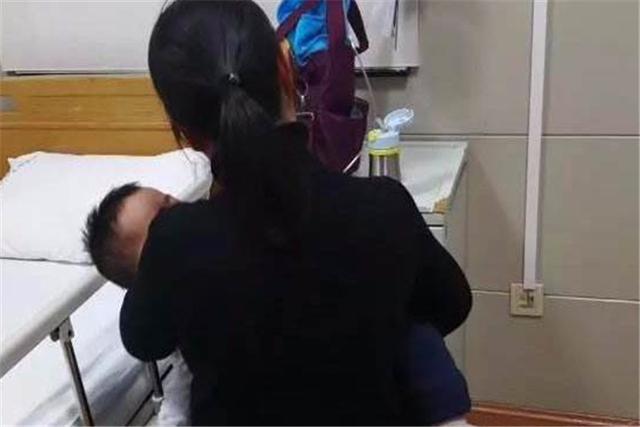 孩子医院打吊针，却感觉身上有虫咬，妈妈掀开被子后才得知原因