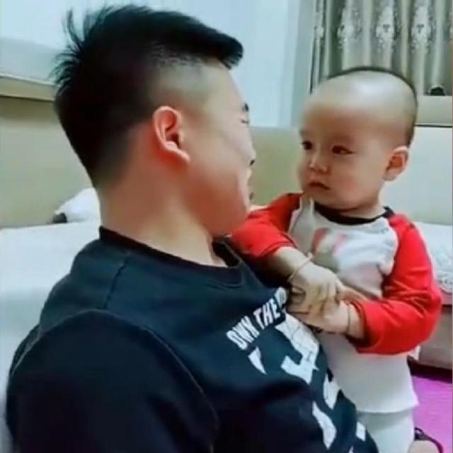爸爸向宝宝告状被妈妈打疼了，父子俩抱头痛哭，宝宝：我能理解
