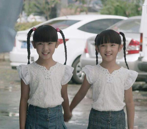 双胞胎姐姐和爸妈住，妹妹和奶奶住，2年后姐妹之间差异让人感慨
