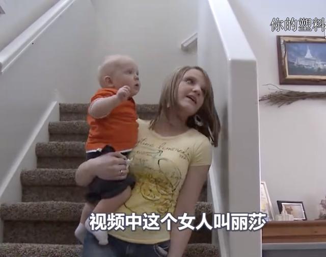 失去双腿的单亲妈妈，一人带着儿子上班，希望给孩子一个完整的家