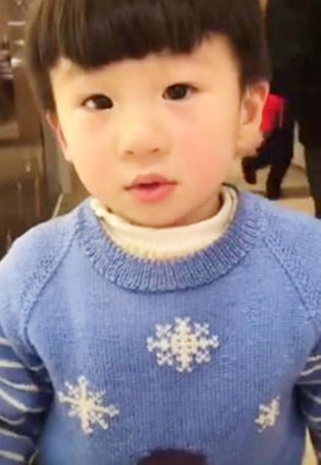 正走路，儿子突然停下来，当儿子缓慢把脚抬起来时，妈妈心酸了