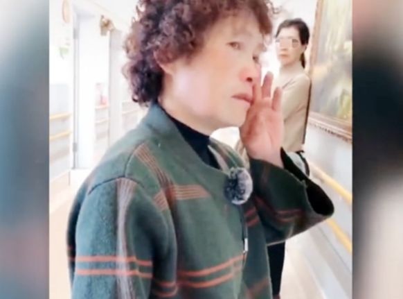 婆婆被医生告知儿媳“顺转剖”，站在产房外这个反应，网友：感动