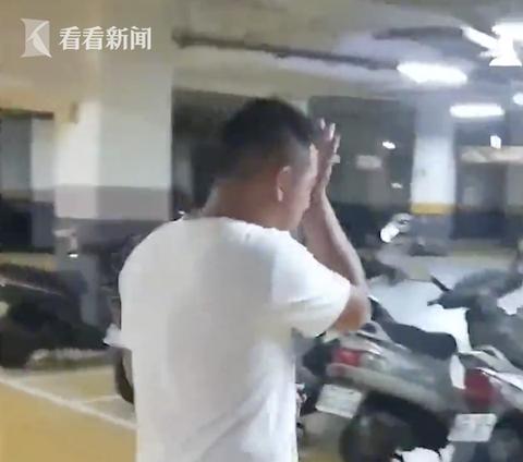 女儿第一天上幼儿园 看到女儿被接走后，爸爸一路哭回家