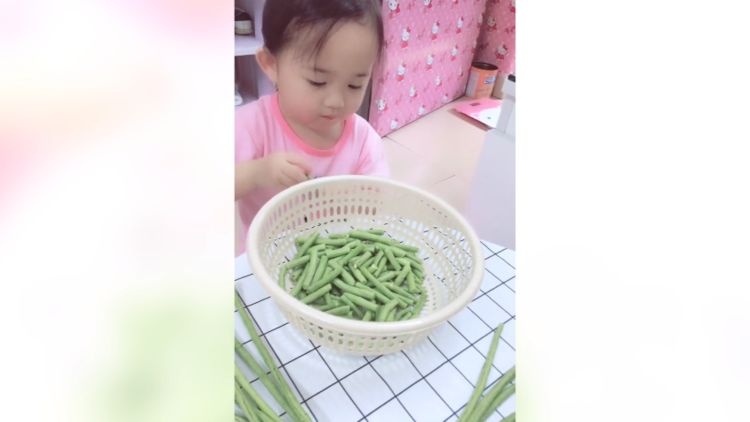 女儿真是太懂事，一直在帮妈妈干活，都不用妈妈操心
