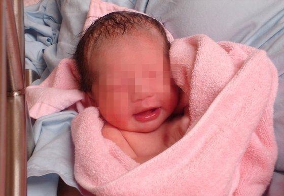 新生儿身上长满“黑刺”，宝妈听信婆婆的话全拔掉，差点酿成大祸
