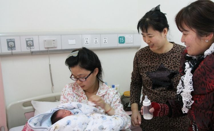 婆婆被医生告知儿媳“顺转剖”，站在产房外这个反应，网友：感动