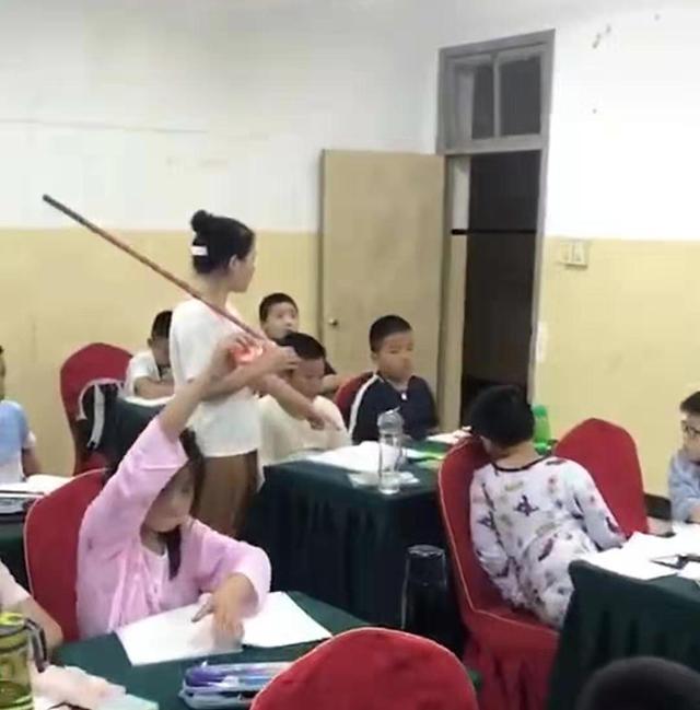 老师扛着“金箍棒”上课，调皮学生被重点关注，网友：霸气侧漏